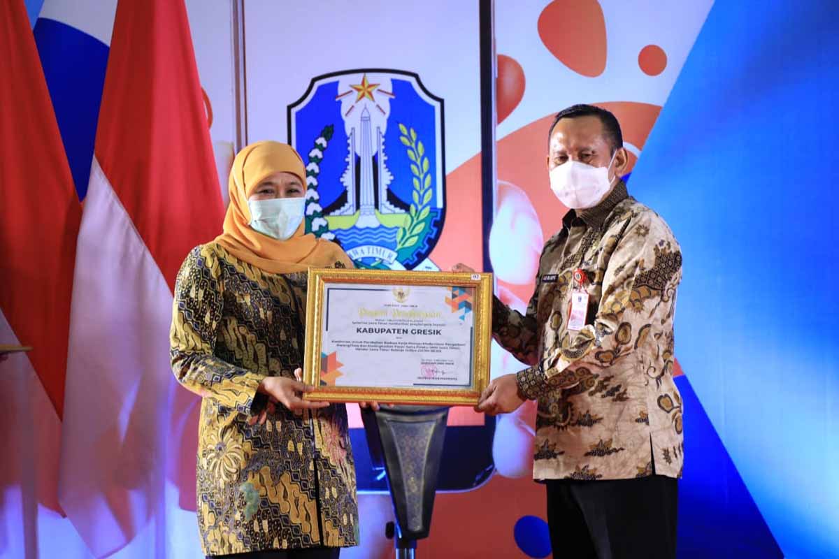 PENGHARGAAN: Pejabat Sekda Gresik Abimanyu Pontjoatmojo Iswinarno mewakili Bupati saat menerima penghargaan dari Gubernur Jawa Timur Khofifah Indar Parawansa - Pemkab Gresik Terima Penghargaan Pengadaan Barang/Jasa Tingkat Jatim