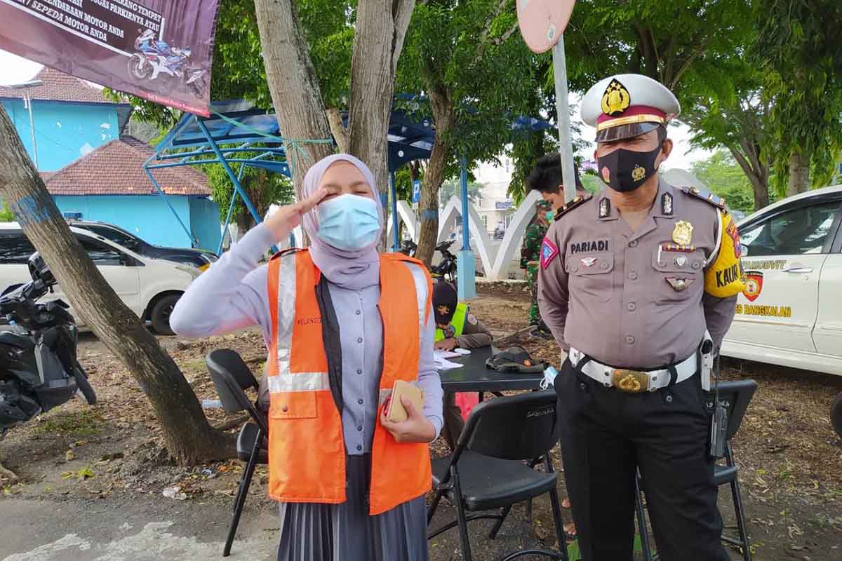 Pelanggar Prokes diberi pembinaa oleh petugas - Lakukan Operasi Yustisi, Pelanggar Tak Hafal Pancasila