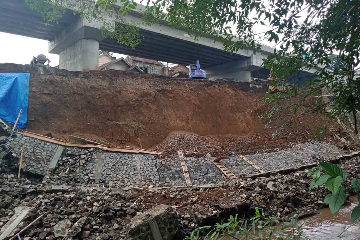 Pelengsengan Jembatan Kedungkandang Ambrol