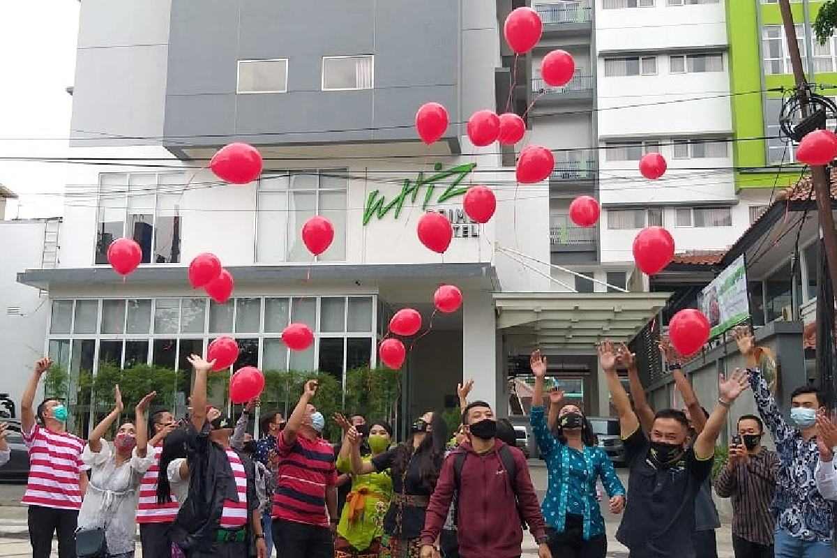 Pelepasan balon merah-hitam sebagai harapan berlalunya pandemi - Arti Kebersamaan ala HUT ke-3 Whiz Prime Hotel