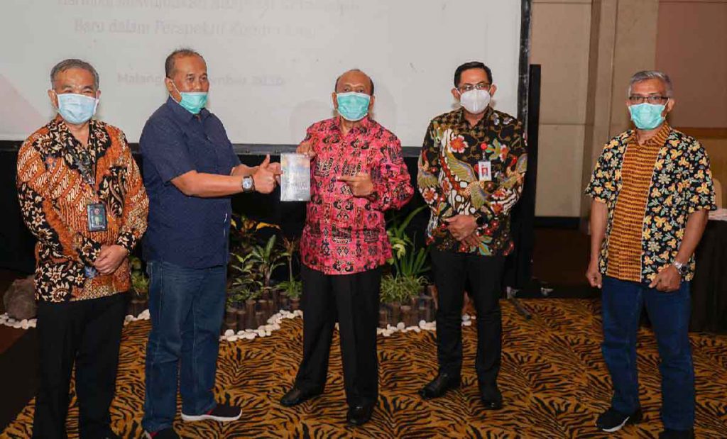Pemberian buku kepada Ketua PWI Malang Raya