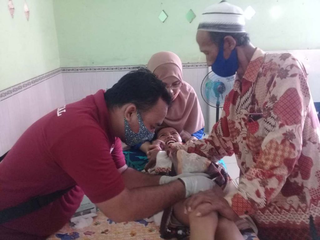 Pembina LPM MERAK, Ir H Yoyok Mulyadi M Si saat Tinjau Khitanan Massal Gratis