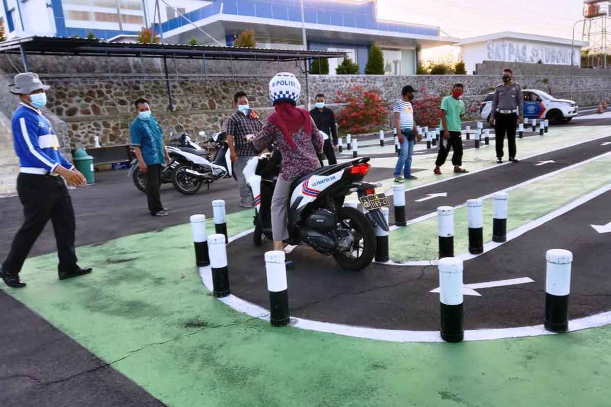 Pemohon SIM saat belajar ujian praktek SIM langsung di kantor Satpas SIM Arjasa, Polres Situbondo - Tajin Palappa Mudahkan Masyarakat Uji Praktek SIM