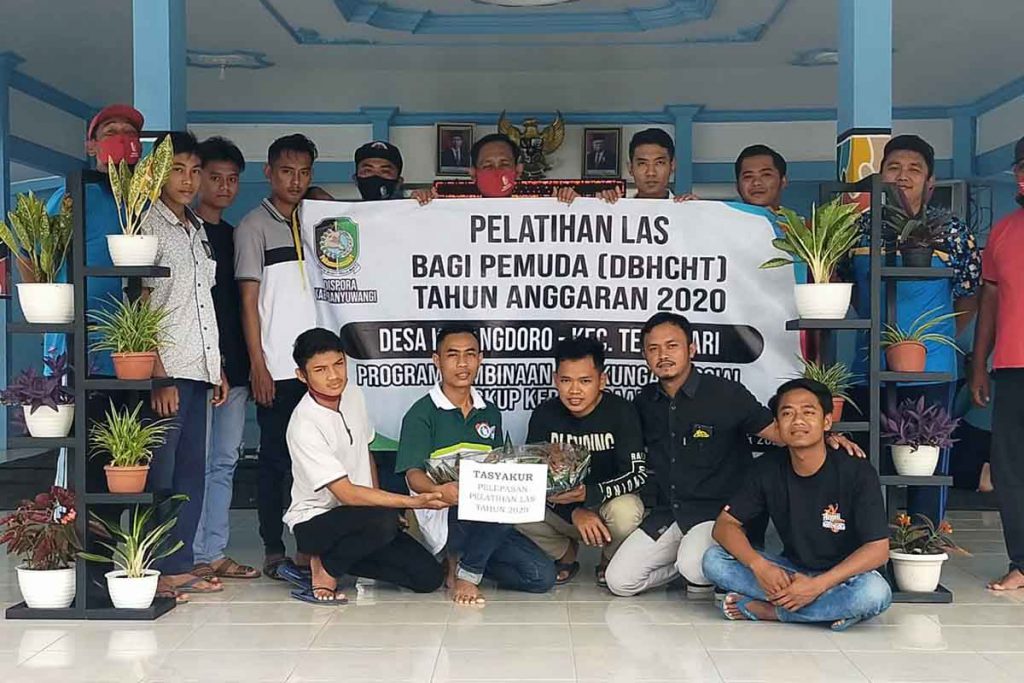 Pemuda Desa Karangdoro bersama Instruktur dari Dispora Banyuwangi usai menggelar tasyakuran, bertempat di aula Desa Karangdoro, Sabtu (14/11/2020) siang