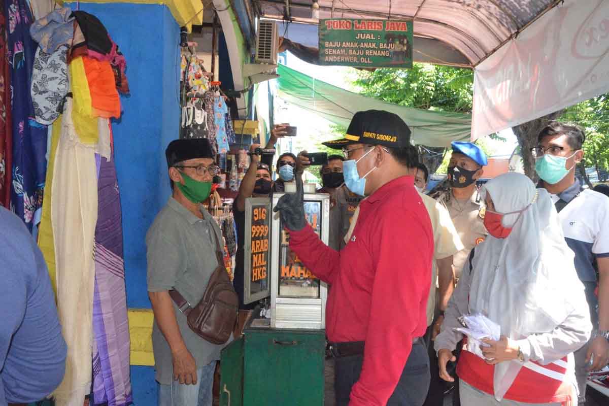DITEGUR - Pengelola dan Pedagang Pasar Larangan mendapat teguran Pj Bupati Sidoarjo, Hudiyono karena kondisi pasar yang kumuh dan kotor, Jumat (13/11/2020) - Tampak Kumuh, Pj Bupati Sidoarjo Tegur Pengelola dan Pedagang Pasar Larangan
