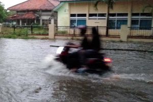 Pengendara melintas di jalan Brawijaya, Pamekasan - BPBD Hanya Sediakan Nasbung untuk Korban Banjir
