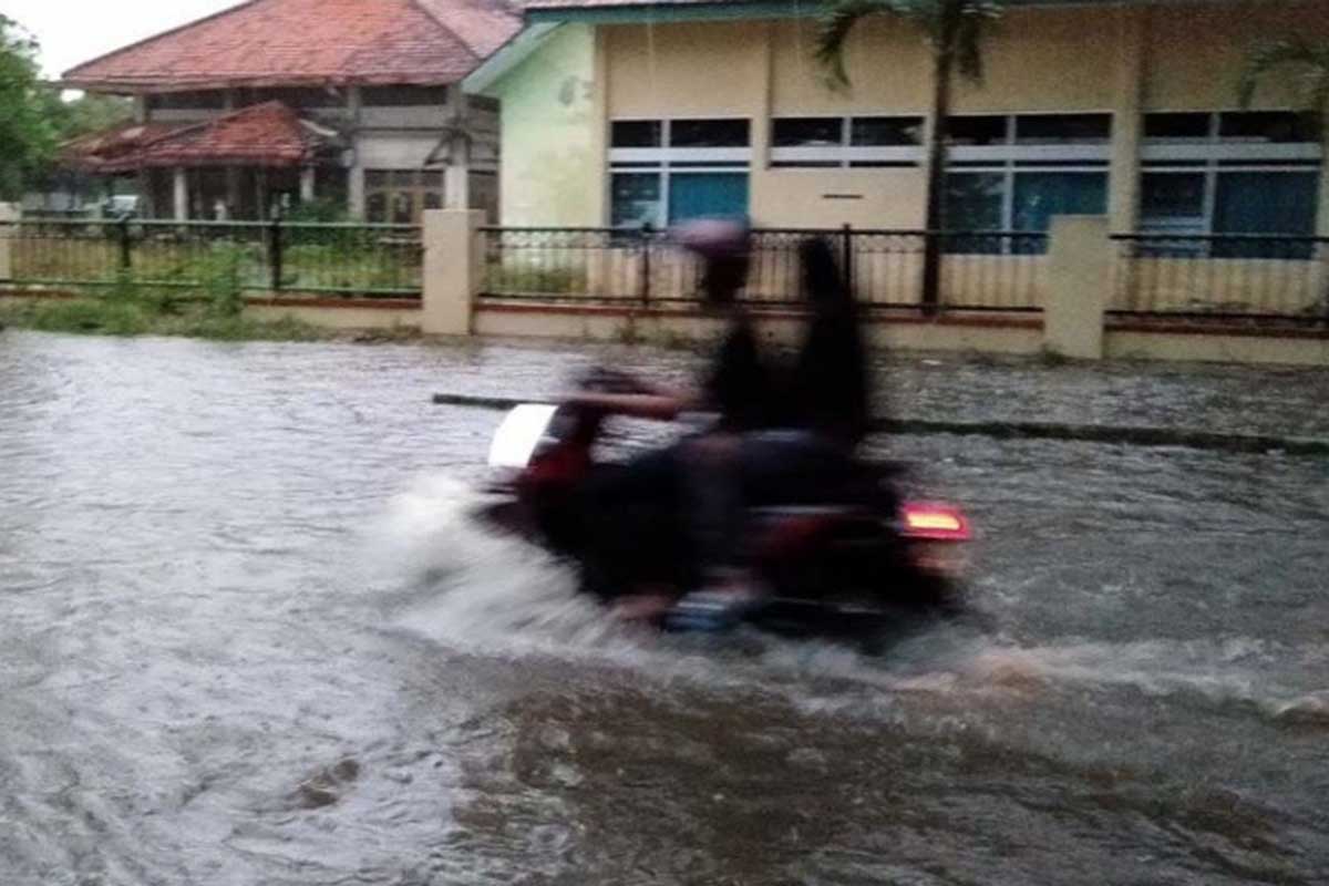 Pengendara melintas di jalan Brawijaya, Pamekasan - BPBD Hanya Sediakan Nasbung untuk Korban Banjir
