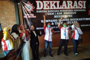 DEKLARASI : Pengurus PAC dan DPC GKNI Sidoarjo menggelar deklarasi dukungan kepada pasangan BHS-Taufik di Cafe, depan Tranmart Mall Sidoarjo, Sabtu (7/11/2020) - GKNI Sidoarjo Kuatkan Program Sekasur dan Sedapur