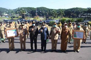 Penyerahan Penghargaan KOVABLIK Jatim 2020 - Pemkot Malang Serahkan Penghargaan KOVABLIK Jatim 2020