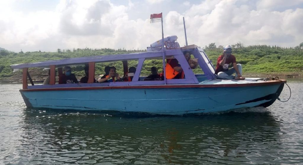 Berperahu mengelilingi Waduk Selorejo