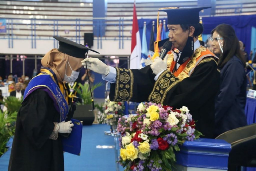 Rizqi Khoirunisa, peraih IPK tertinggi 3,98