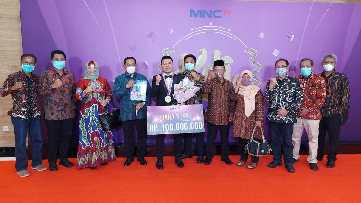 KETIGA - Peserta Kontes Dangdut Indonesia (KDI) 2020 asal Sidoarjo, Muhammad Abdul Wahid masuk juara ketiga dengan jumlah SMS 27.000 di studio MNC TV Kebun Jeruk, Jakarta Barat, Senin (03/11/2020) malam - Wahid Juara Ketiga KDI 2020