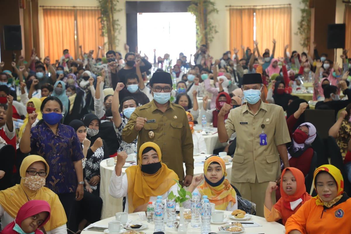 Bersama peserta pelatihan penyandang difabel dan orang tua - Bung Edi: Difabel Mampu Berkarya dan Berdaya Saing