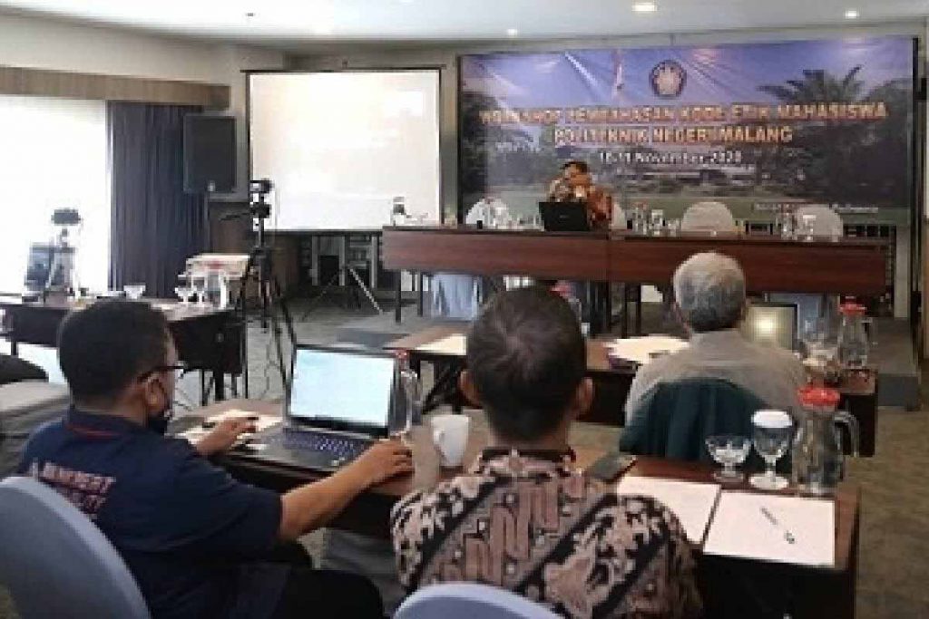 Peserta menyimak pembahasan kode etik mahasiswa