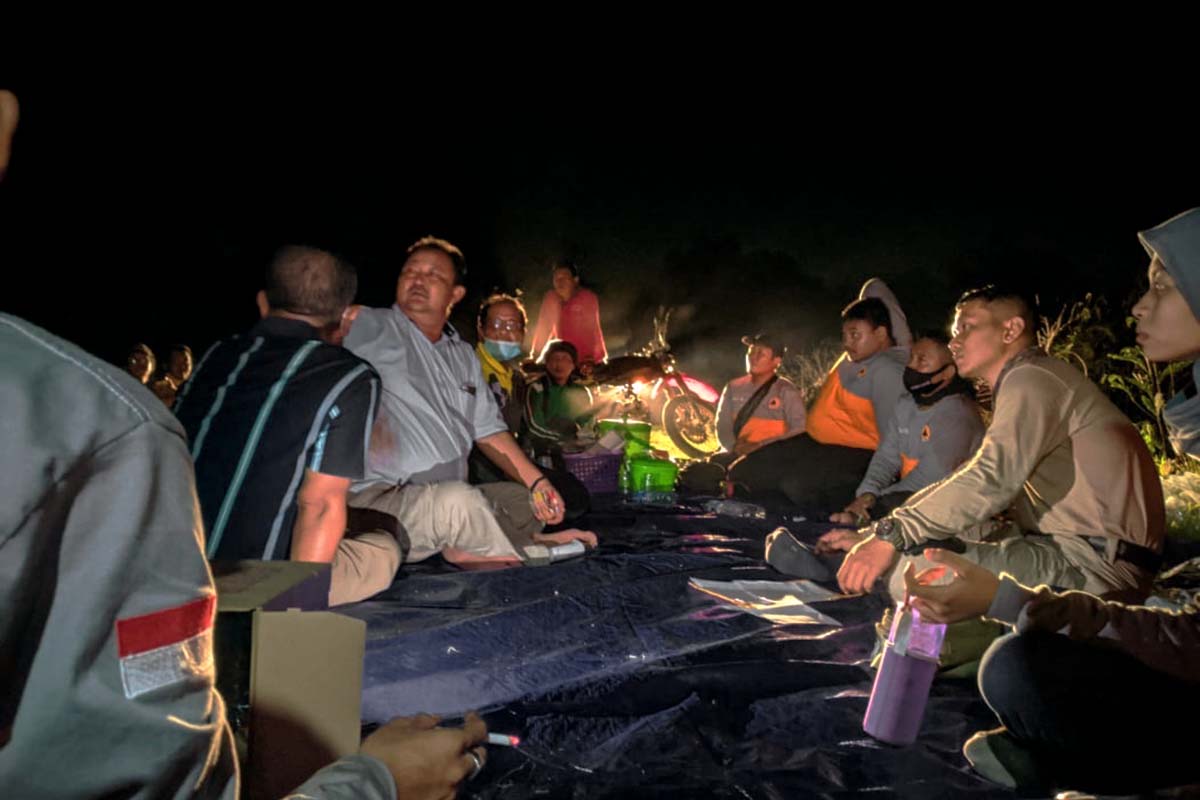 BERJAGA-JAGA : Petugas BPBD Sidoarjo, RAPI, Pemdes Kupang, dan warga berjaga-jaga di tanggul sungai Brantas yang jebol - Tanggul Sungai Brantas Jebol