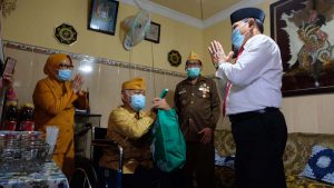 JENGUK - Pj Bupati Sidoarjo, Hudiyono bersilaturahmi dengan sejumlah veteran dan menjenguk veteran Serma (Purn) AL Ismail yang tengah sakit di Desa Pagerwojo, Kecamatan Buduran, Sidoarjo, Selasa (10/11/2020) - Hari Pahlawan, Pj Bupati Sidoarjo Jenguk Veteran yang Tengah Sakit