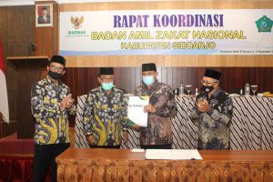 MoU - Pj Bupati Sidoarjo, Hudiyono dan Wakil Ketua III Baznas Sidoarjo, Ilhamuddin menyerahkan hasil MoU dengan Kantor Kemenag Sidoarjo saat rapat koordinasi (Rakor) yang digelar di Arayanna Hotel n Resort, Trawas Mojokerto, Rabu (04/11/2020) - Potensi Zakat Sidoarjo Capai Rp 75 Miliar