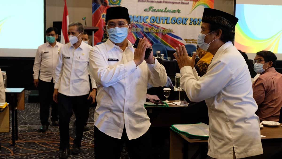BUKA - Pj Bupati Sidoarjo, Hudiyono membuka acara seminar Economic Outlook 2021 bersama para pengusaha Sidoarjo menghadapi Era New Normal di Aston Hotel Sidoarjo, Rabu (18/11/2020) - Pj Bupati Sidoarjo Ajak Pengusaha Tetap Inovatif dan Kreatif