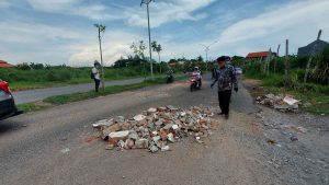 PERBAIKAN - Pj Bupati Sidoarjo, Hudiyono meminta Dinas Pekerjaan Umum (PU) memperbaiki jalan berlubang saat sidak jalan rusak di sepanjang JL KH Ali Mas'ud, Desa Buduran, Kecematan Buduran, Sidoarjo, Minggu (22/11/2020) - Perbaikan Jl KH Ali Masud Buduran Segera Dikerjakan