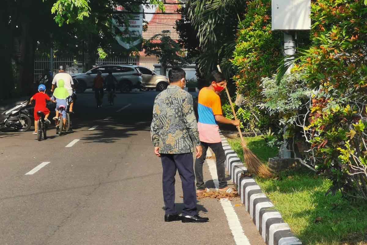 BERSIHKAN - Pj Bupati Sidoarjo, Hudiyono mengajak stafnya membersihkan Paseban Alun-Alun dan aman di sepanjang JLCokronegoro Depan Pendopo Delta Wibawa, Sabtu (14/11/2020) - Pj Bupati Sidoarjo Ajak Staf Bersihkan Paseban Alun-Alun