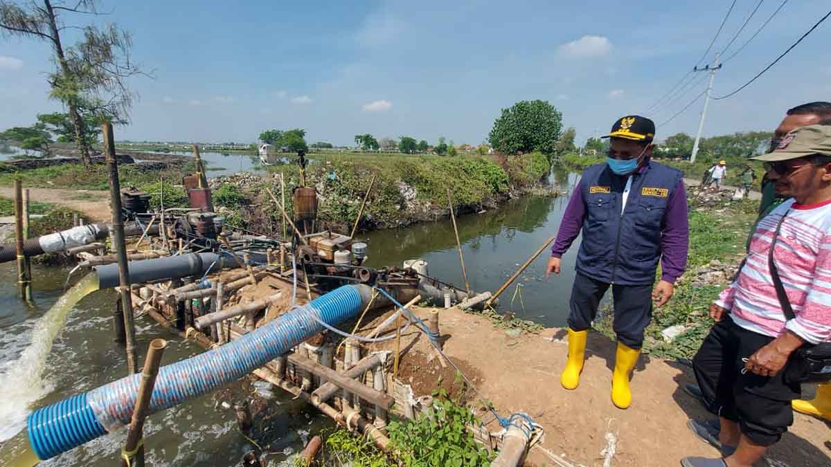 CEK BANJIR - Pj Bupati Sidoarjo, Hudiyono mengecek banjir yang menggenangi Desa Kedungbanteng, Banjarasri dan Desa Banjarpanji, Kecamatan Tanggulangin, Sidoarjo, Minggu (08/11/2020) - Normalisasi Sungai dan Bangun Waduk