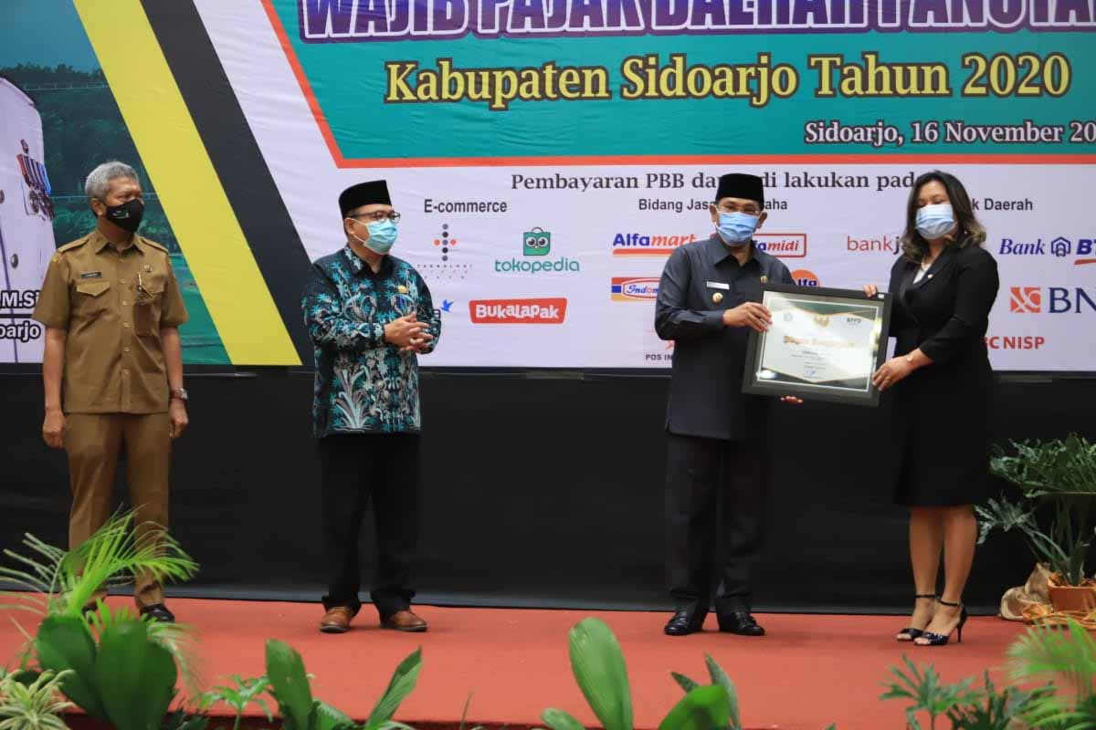 PENGHARGAAN - Pj Bupati Sidoarjo, Hudiyono menyerahkan penghargaan atas prestasi para WP menjadi penyemangat bagi WP lain saat penyerahan hadiah bagi WP daerah di Fave Hotel Sidoarjo, Senin (16/11/2020) - Realisasi Pajak Daerah Sidoarjo Tetap Tinggi