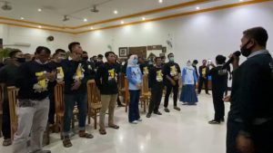 DEKLARASI - Puluhan pemain bola voli Sidoarjo mendeklarasikan diri mendukung dan siap memenangkan Paslon BHS - Taufiq dalam Pilkada Sidoarjo 9 Desember 2020 mendatang di Rumah Makan Ganjaran, JL Raya Jati, Sidoarjo, Minggu (22/11/2020) - Puluhan Pemain Bola Voli Deklarasi Menangkan BHS - Taufiq