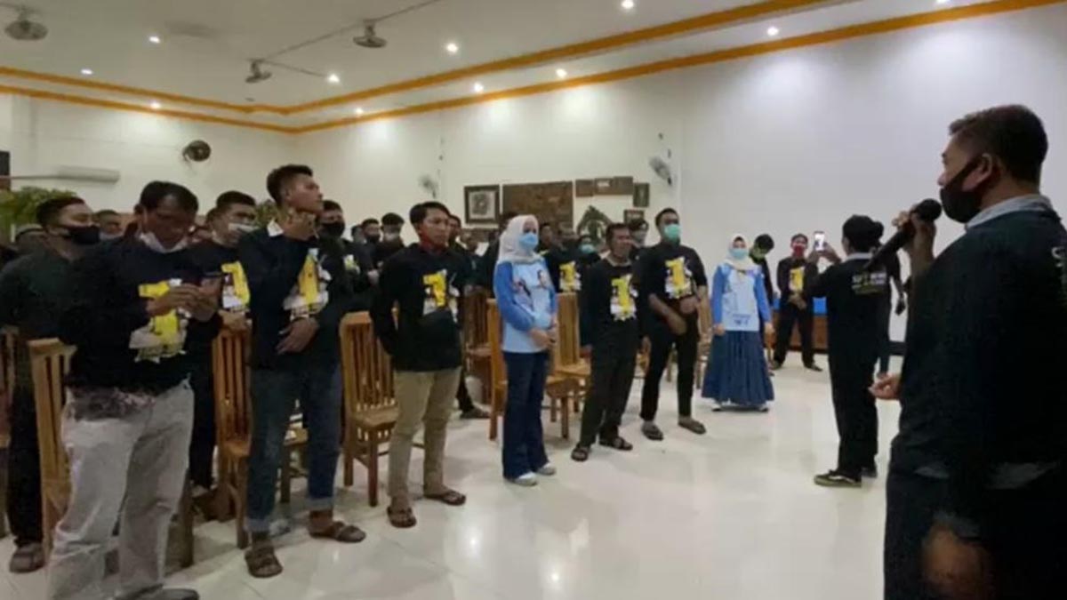DEKLARASI - Puluhan pemain bola voli Sidoarjo mendeklarasikan diri mendukung dan siap memenangkan Paslon BHS - Taufiq dalam Pilkada Sidoarjo 9 Desember 2020 mendatang di Rumah Makan Ganjaran, JL Raya Jati, Sidoarjo, Minggu (22/11/2020) - Puluhan Pemain Bola Voli Deklarasi Menangkan BHS - Taufiq