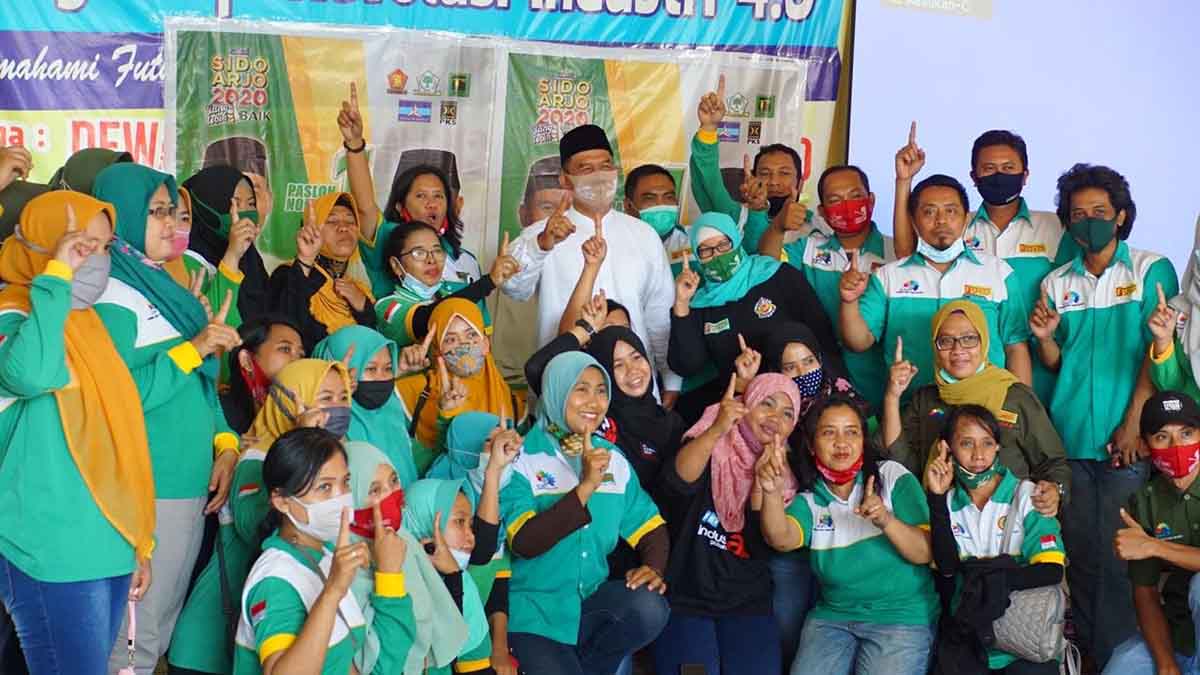 MENANGKAN - Puluhan pengurus Konfederasi Serikat Pekerja Indonesia (KSPI) dan Federasi Serikat Pekerja Kimia Energi dan Pertambangan (FSPKEP) siap memenangkan BHS - Taufiq dalam Pilkada Sidoarjo 2020 saat deklarasi di Sekretariat Perum Graha Asri, Sukodoko, Rabu (11/11/2020) -