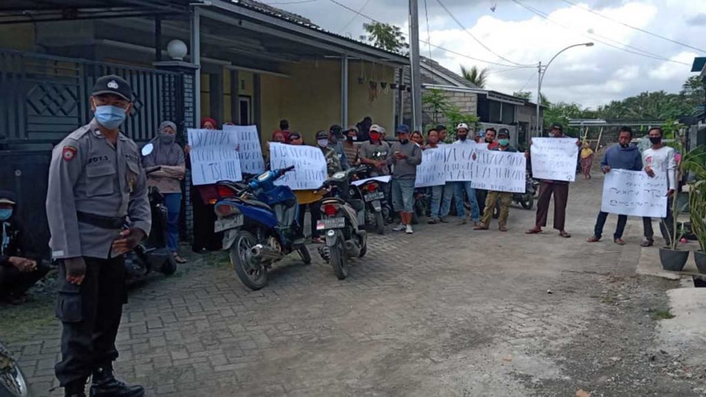 Puluhan warga Desa Karangsari dengan perlengkapan unjuk rusa sebelum ditemui Kades Karangsari, Budiyono