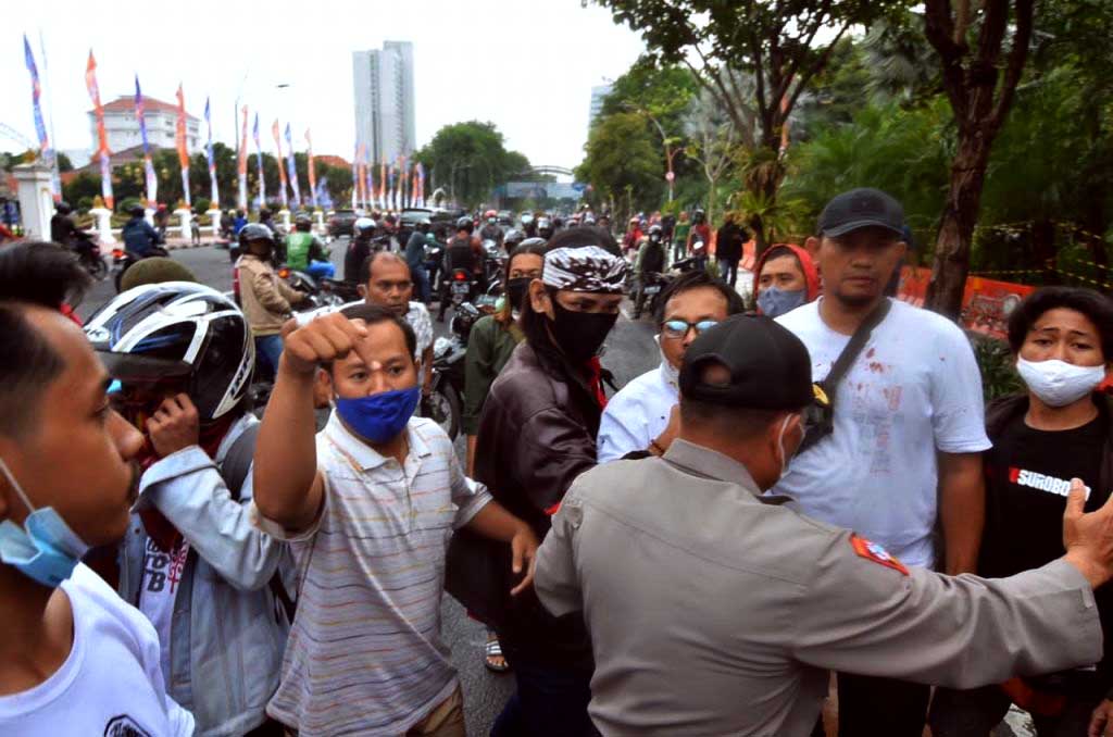 RICUH : Demo pnolakan HRS yang sempat ricuh - Aksi Tolak Habib Rizieq Sihab Berakhir Ricuh