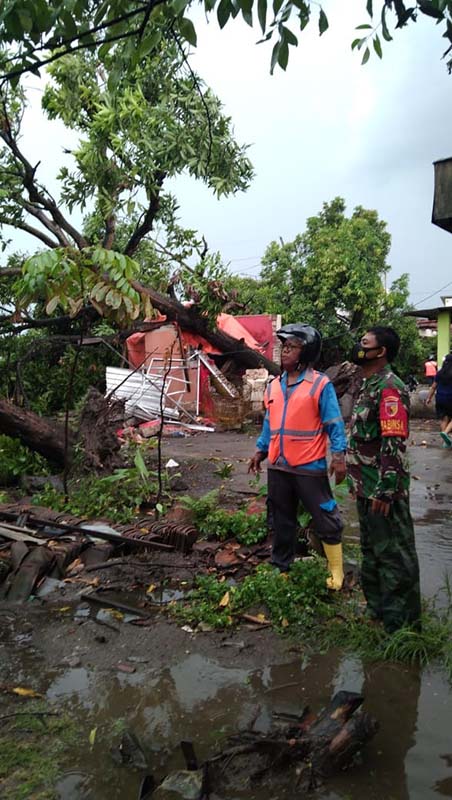 RUSAK - Belasan rumah warga Desa Kloposepuluh, Kecamatan Sukodono, Sidoarjo rusak diterjang puting beliung dan sejumlah Penerangan Jalan Umum (PJU) ambruk, Minggu (22/11/2020) sore.