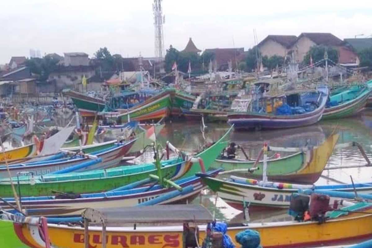 LIBUR : Ratusan perahu nelayan di Pantai Pancer Kecamatan Puger Kabupaten Jember terparkir begitu saja. Pasalnya cuaca buruk membuat para nelayan memilih libur daripada resiko besar. (ark) - Cuaca Buruk Ratusan Nelayan Tak Melaut