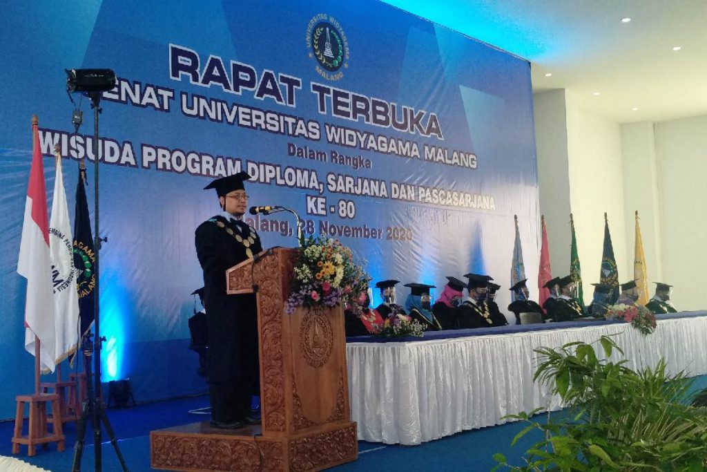Rektor UWG Dr Agus Tugas Sujianto ST MT, melepas wisudawan-wisudawati. (rhd)