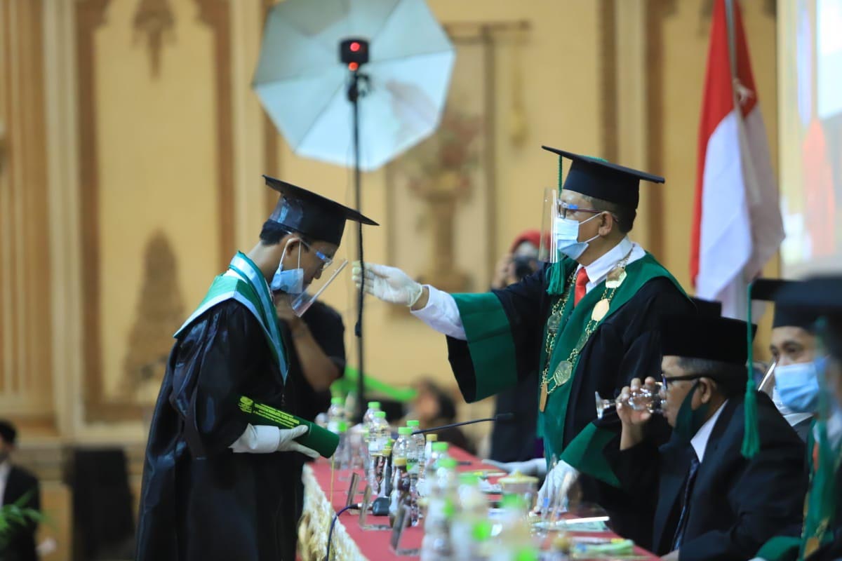 WISUDA - Rektor Unusida, Dr Fatkul Anam memproses 230 wisudawan dan wisudawati di Aula Madinah Hotel Utami Juanda, Sidoarjo, Sabtu (28/11/2020) - Wisuda 230 Sarjana Unusida Terapkan Protokol Kesehatan Ketat