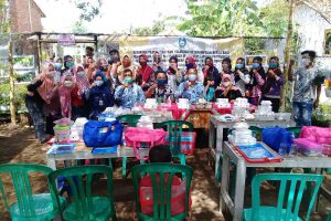 Remaja milenial saat ikuti pelatihan kerja - Milenial Desa Olean Dilatih Membuat Alat Prokes