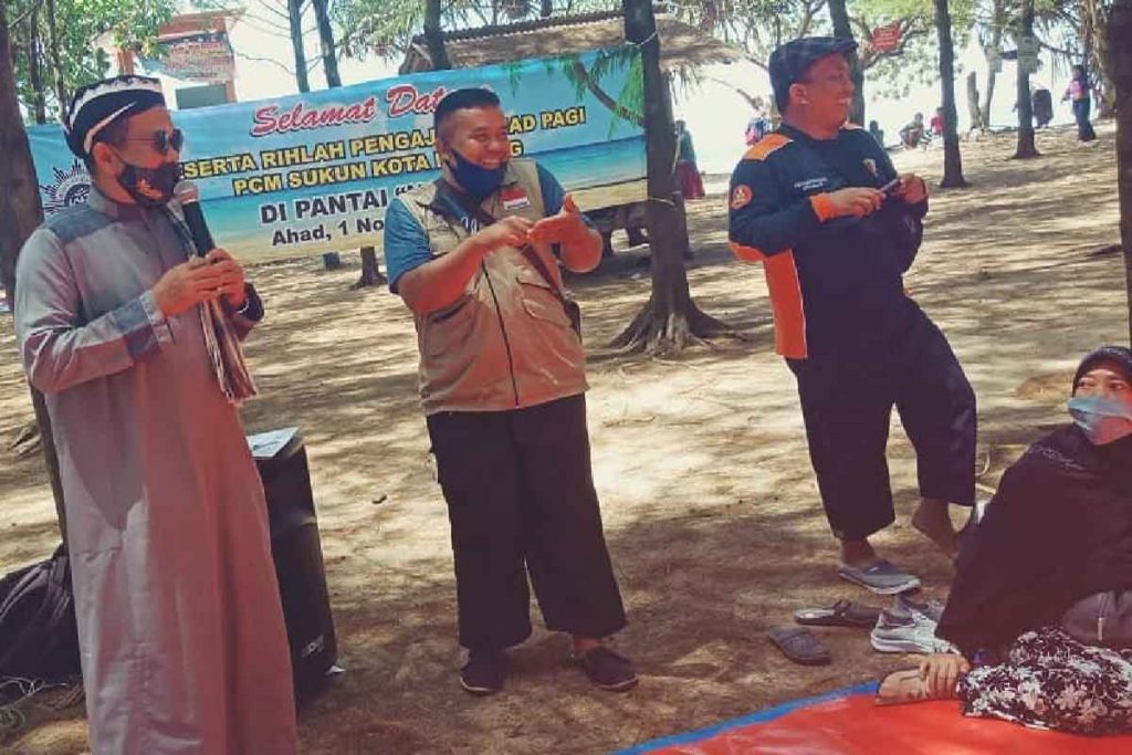 Ustadz H Rokhmad, SSos, memberikan motivasi kepada peserta rihlah