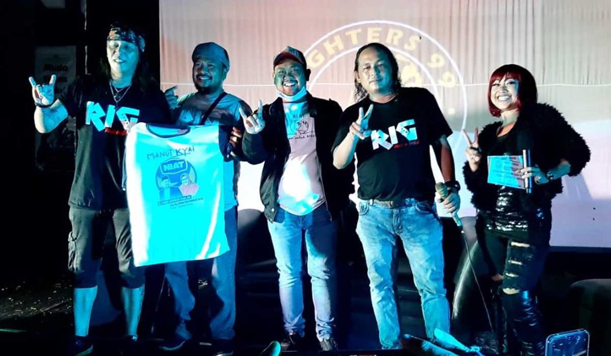 SATU PANGGUNG : Roy Jeconiah Eks Vokalis Boomerang saat satu panggung bersama Gus Yani - Yang Paham Anak Muda Ya Bupati Muda