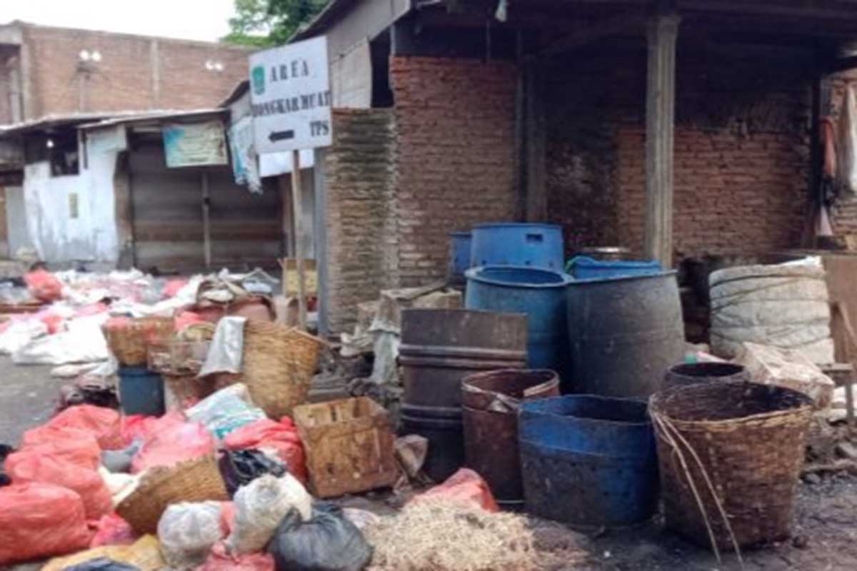 Salah satu tempat pemotongan ayam di pasar pandaan - Pasar Tradisional di Pandaan dan Bangil Kumuh dan Berbau