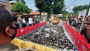 DIMUSNAHKAN - Sebanyak 2000 botol minuman keras (Miras) hasil operasi Tahun 2020 dimusnahkan di halaman Satpol PP Pemkab Sidoarjo, Selasa (24/11/2020) - Ribuan Botol Miras Dimusnahkan Satpol PP Sidoarjo