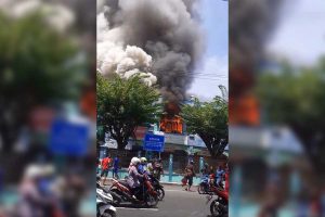 TERBAKAR - Sebanyak empat ruko dua lantai di Pasar Larangan, Kecamatan Candi, Sidoarjo ludes terbakar, Selasa (10/11/2020) - Empat Ruko Dua Lantai di Pasar Larangan Sidoarjo Terbakar