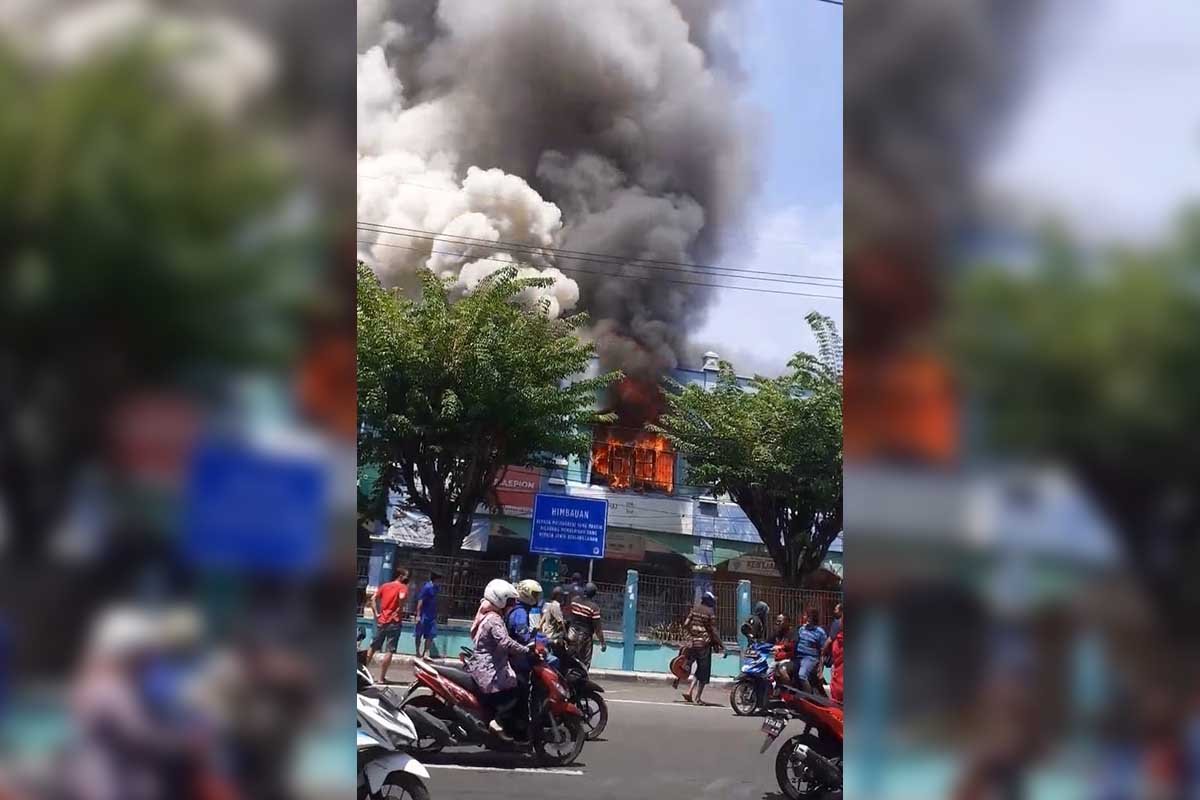 TERBAKAR - Sebanyak empat ruko dua lantai di Pasar Larangan, Kecamatan Candi, Sidoarjo ludes terbakar, Selasa (10/11/2020) - Empat Ruko Dua Lantai di Pasar Larangan Sidoarjo Terbakar