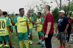Sejumlah pesepakbola Kota Gresik saat berfoto bersama dokter Alif beberapa waktu lalu - Qosim-Alif Janji Tambah Anggaran Pembinaan Olahraga