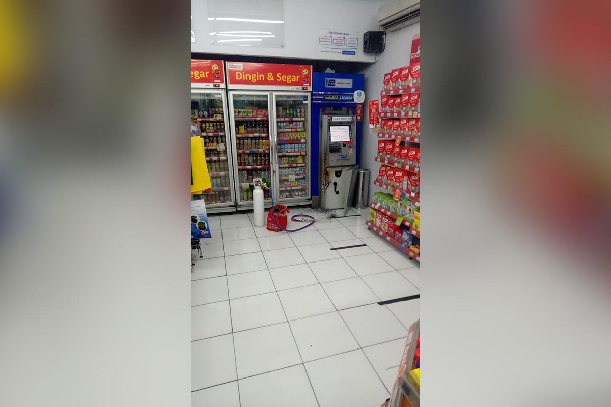 OLAH TKP - Sejumlah petugas Polsek Taman dan Polresta Sidoarjo menggelar olah TKP kasus percobaan pencurian dan pembobolan mesin ATM BCA di Alfamart JL Raya Desa Trosobo, Kecamatan Taman, Sidoarjo, Kamis (19/11/2020) - Pencuri Diringkus Karena Kesiangan dan Ditinggal Teman - Hendak Bobol ATM BCA di Alfamart Trosobo