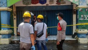 TKP - Sejumlah petugas Satuan Reskrim di Polresta Sidoarjo dan Polsek Candi menggelar olah TKP kebakaran empat ruko di komplek Pasar Larangan, Kecamatan Candi, Sidoarjo untuk memastikan penyebab utama kecelakaan, Selasa (10/11/2020) - Kerugian Empat Ruko di Pasar Larangan Sidoarjo yang Terbakar Rp 536 Juta