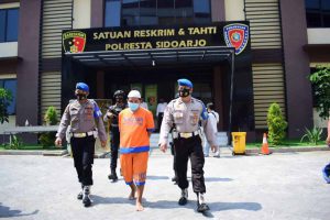 DITAHAN - Seorang sopir truk, Joko Ristiawan (32) warga Desa Trimulyo, Kecamatan Genuk, Kota Semarang ditetapkan sebagai tersangka dan ditahan Polresta Sidoarjo karena terjerat UU ITE, Senin (09/11/2020) - Sopir Truk Asal Semarang Dijerat Undang-Undang ITE