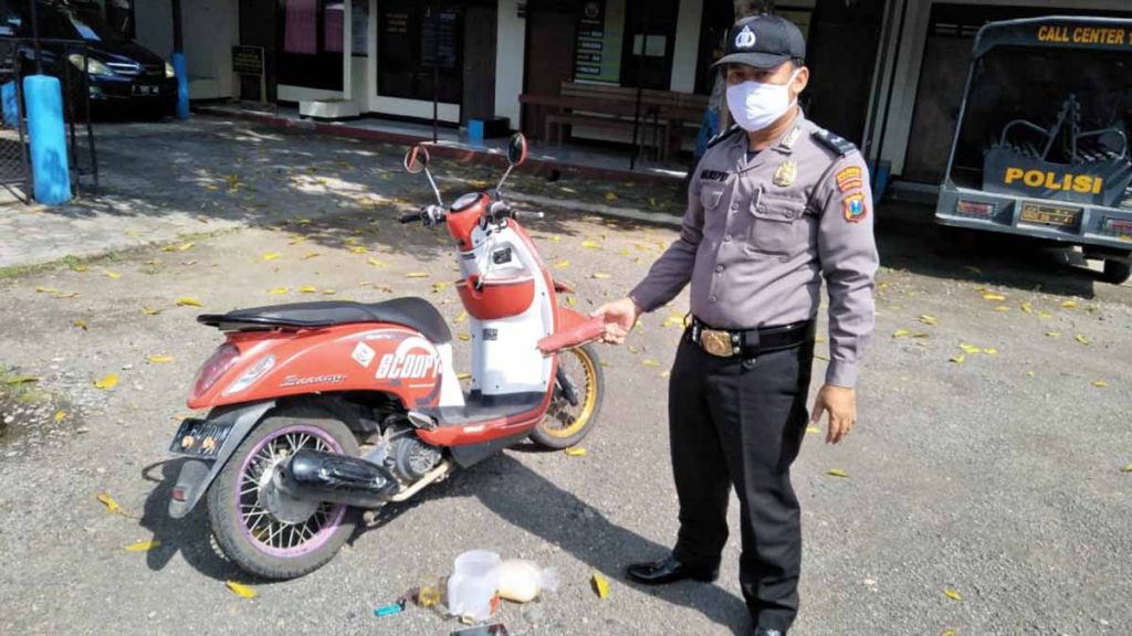 Sepeda motor Honda Scoopy warna merah Nopol P 6470 UN - Pemuda Tewas Bersimbah Darah Dipinggir Jalan