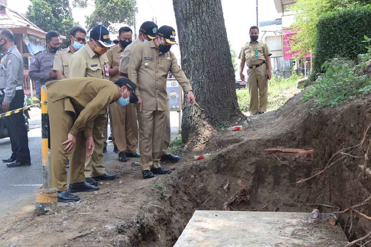 Sidak pemasangan box culvert - Sutiaji Sidak Jalan Cemorokandang, Pastikan Desember Selesai