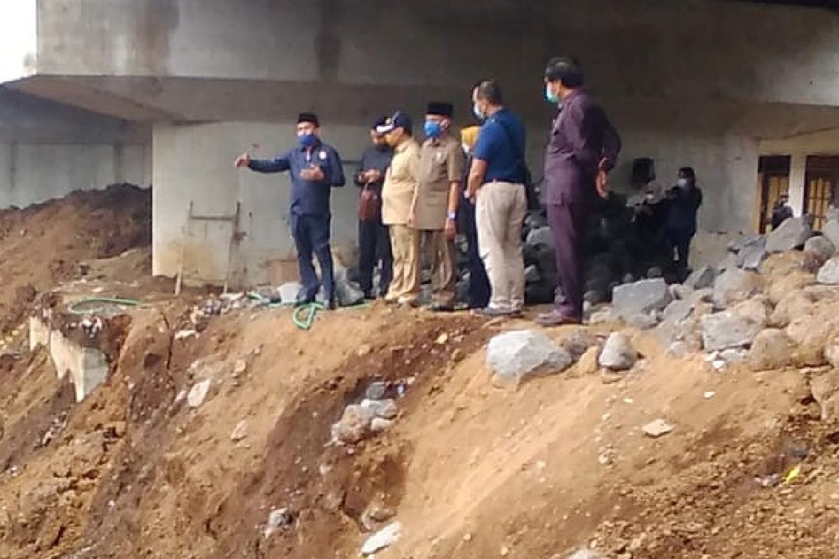 Komisi C DPRD sidak ambrolnya plengsengan Jembatan Kedungkandang - DPRD Sidak Plengsengan Ambrol Jembatan Kedungkandang
