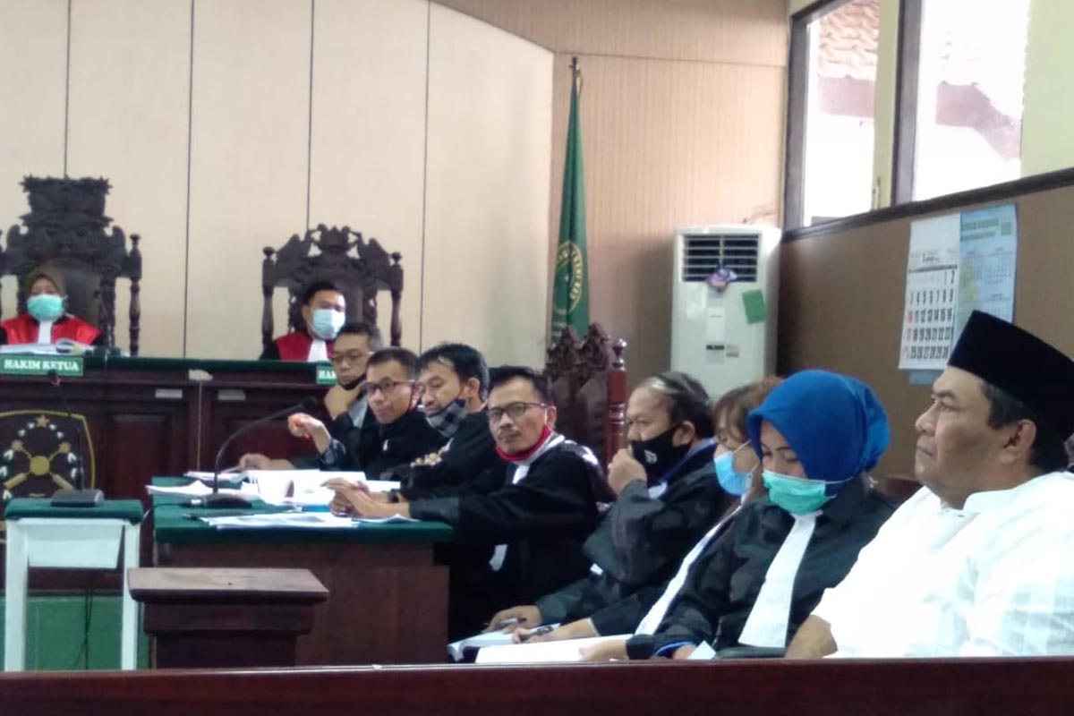 Sidangan kasus dugaan penipuan dan penggelapan yang yang membelit mantan Camat Kras Kabupaten Kediri, Suherman - Tiga Saksi Dari JPU Ringankan Mantan Camat Kras